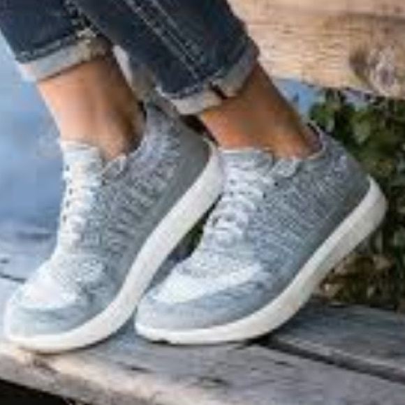 Altra women's vali sneaker Clearance